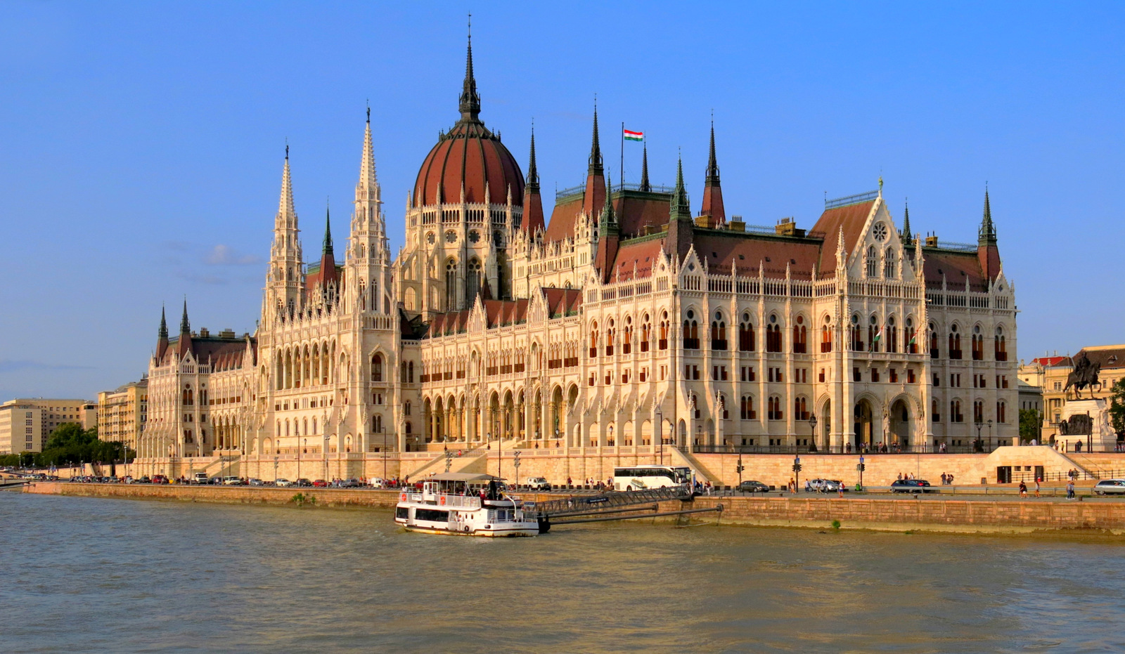 Magnifique Parlement Hongrois à Budapest..