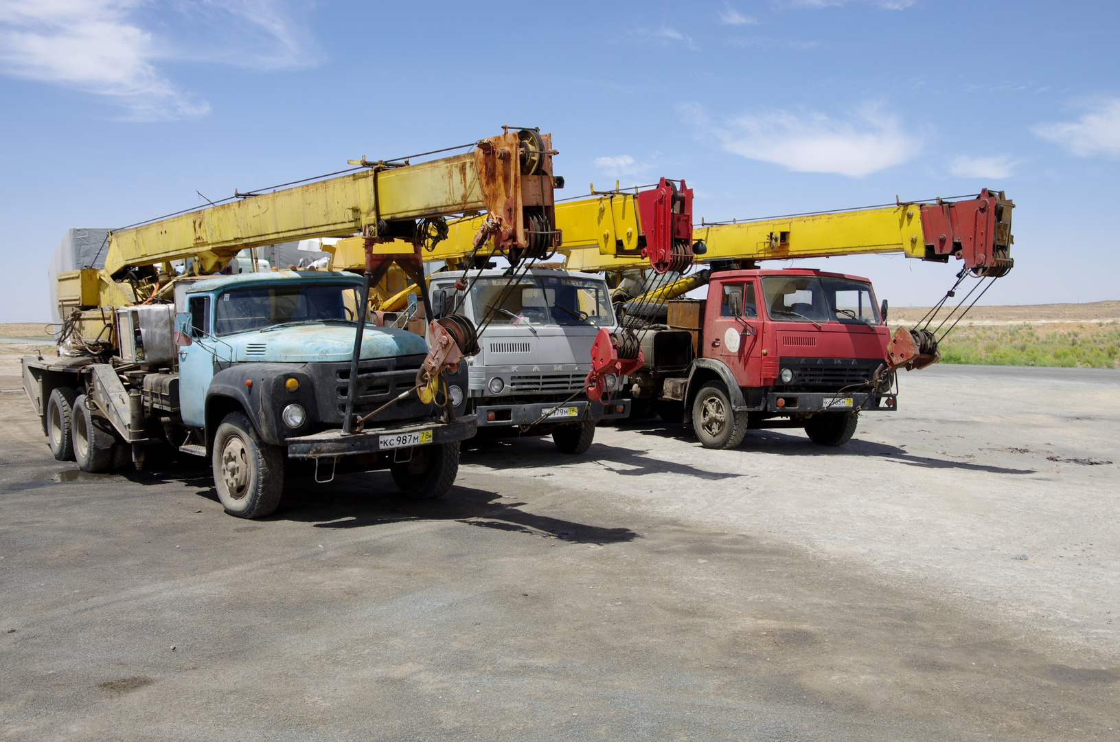 Magnifiques camions grues russes