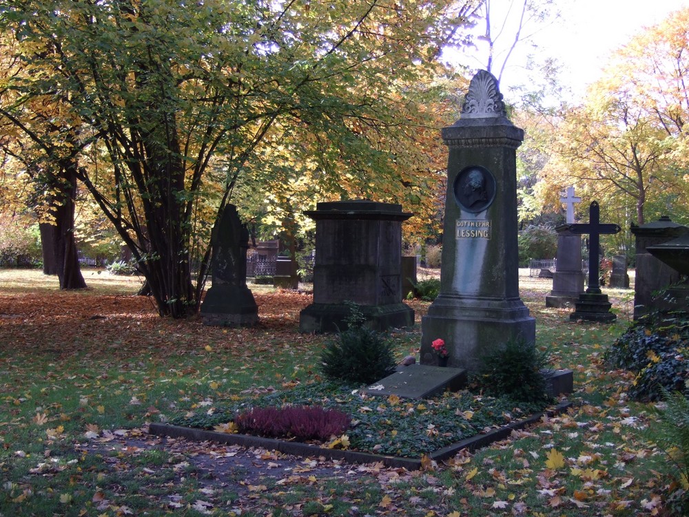 Magnifriedhof mit Lessinggrab im Herbst