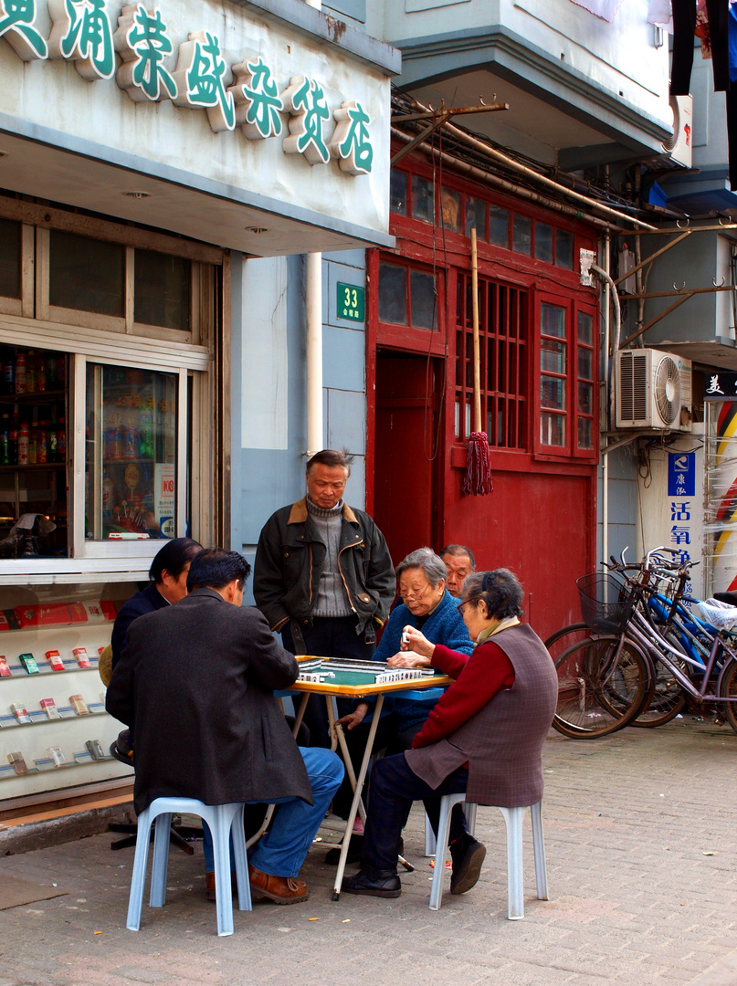 Mah-Jongg-Spieler in Altstadt von Shanghai