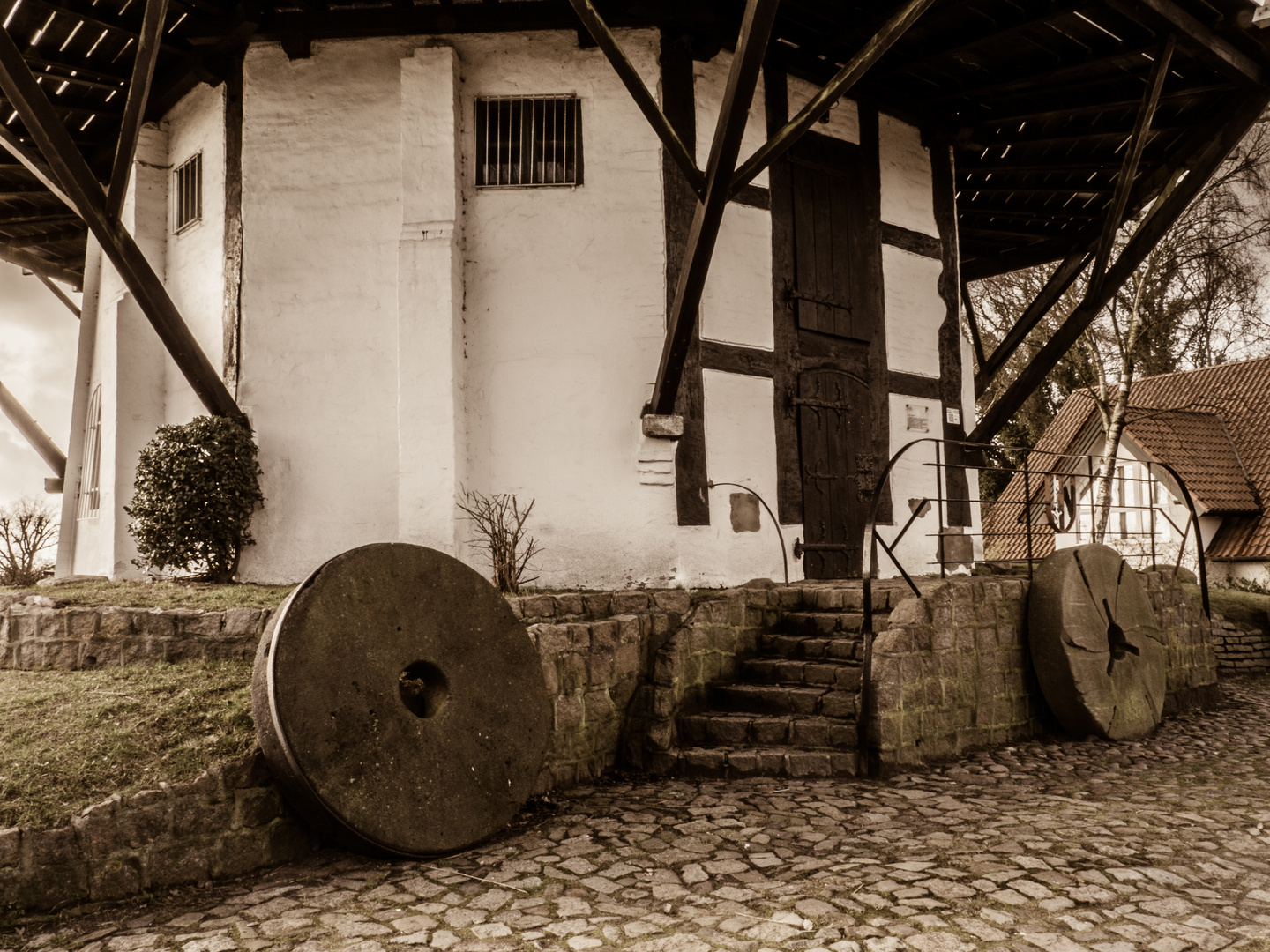 Mahlsteine vor der Windmühle Achim