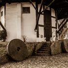 Mahlsteine vor der Windmühle Achim