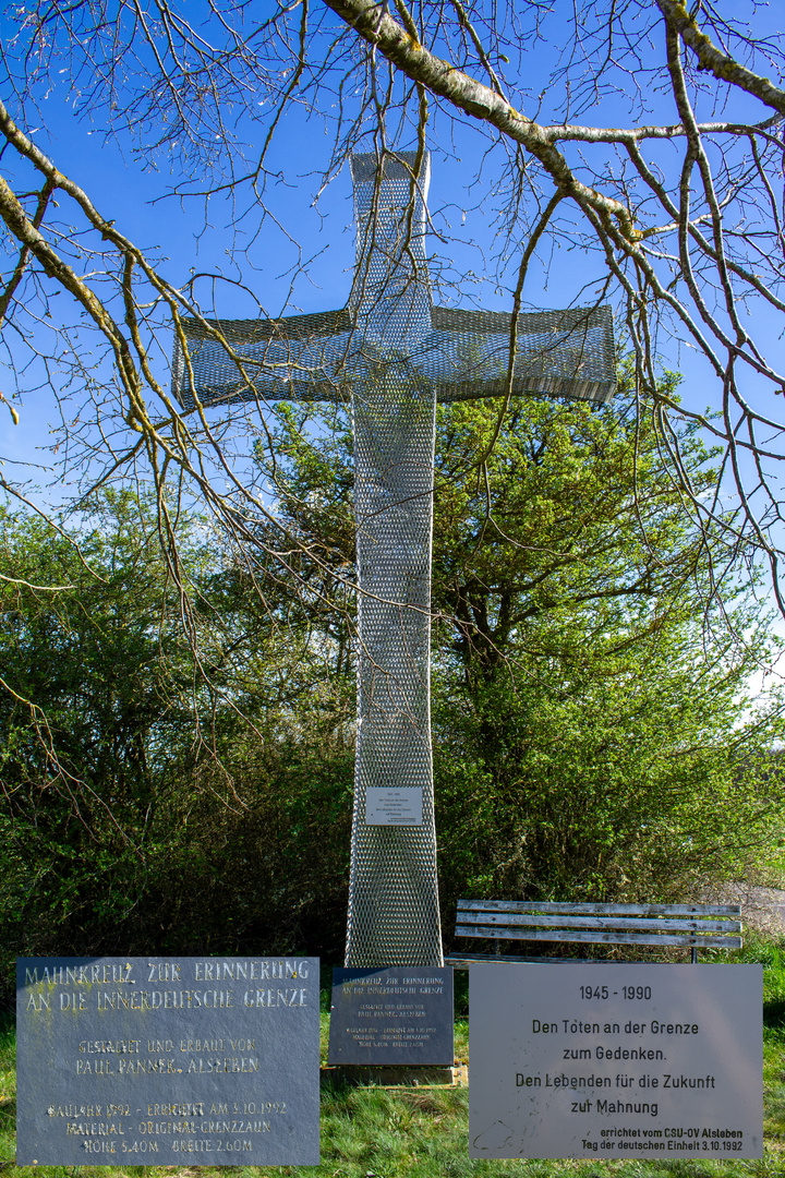 Mahnmal aus original Maschendrahtzaun der DDR