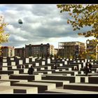 Mahnmal im Herbst