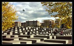 Mahnmal im Herbst