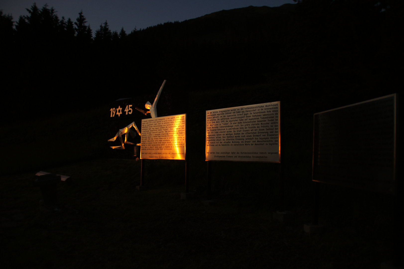 Mahnmal im Sonnenuntergang