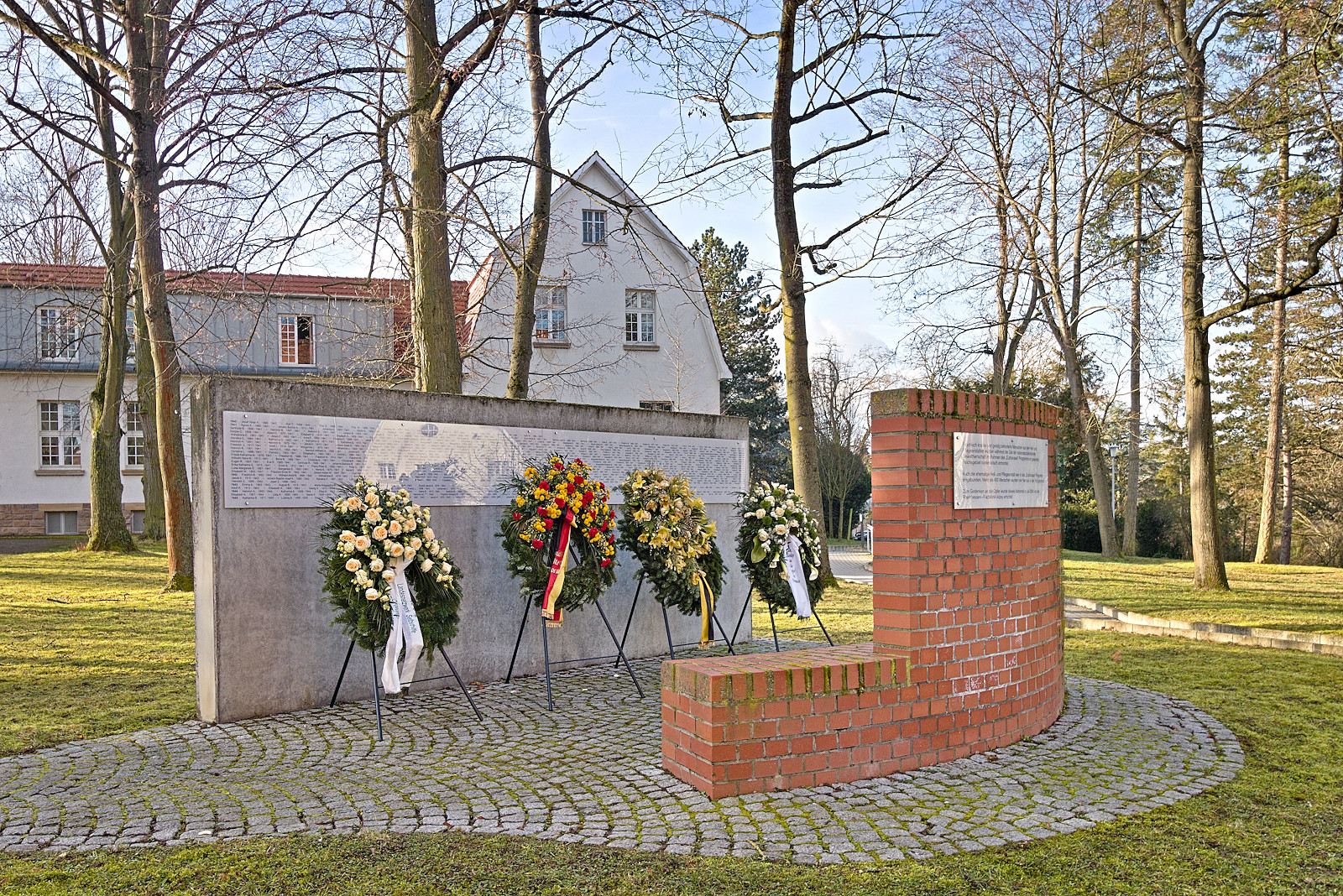 Mahnmal vor der Klinikkapelle der RFK Alzey