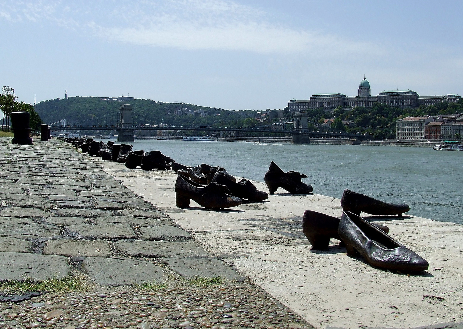 Mahnung am Donauufer