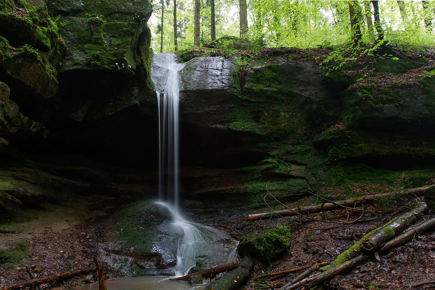 Mai-Regentag am Wasserfall