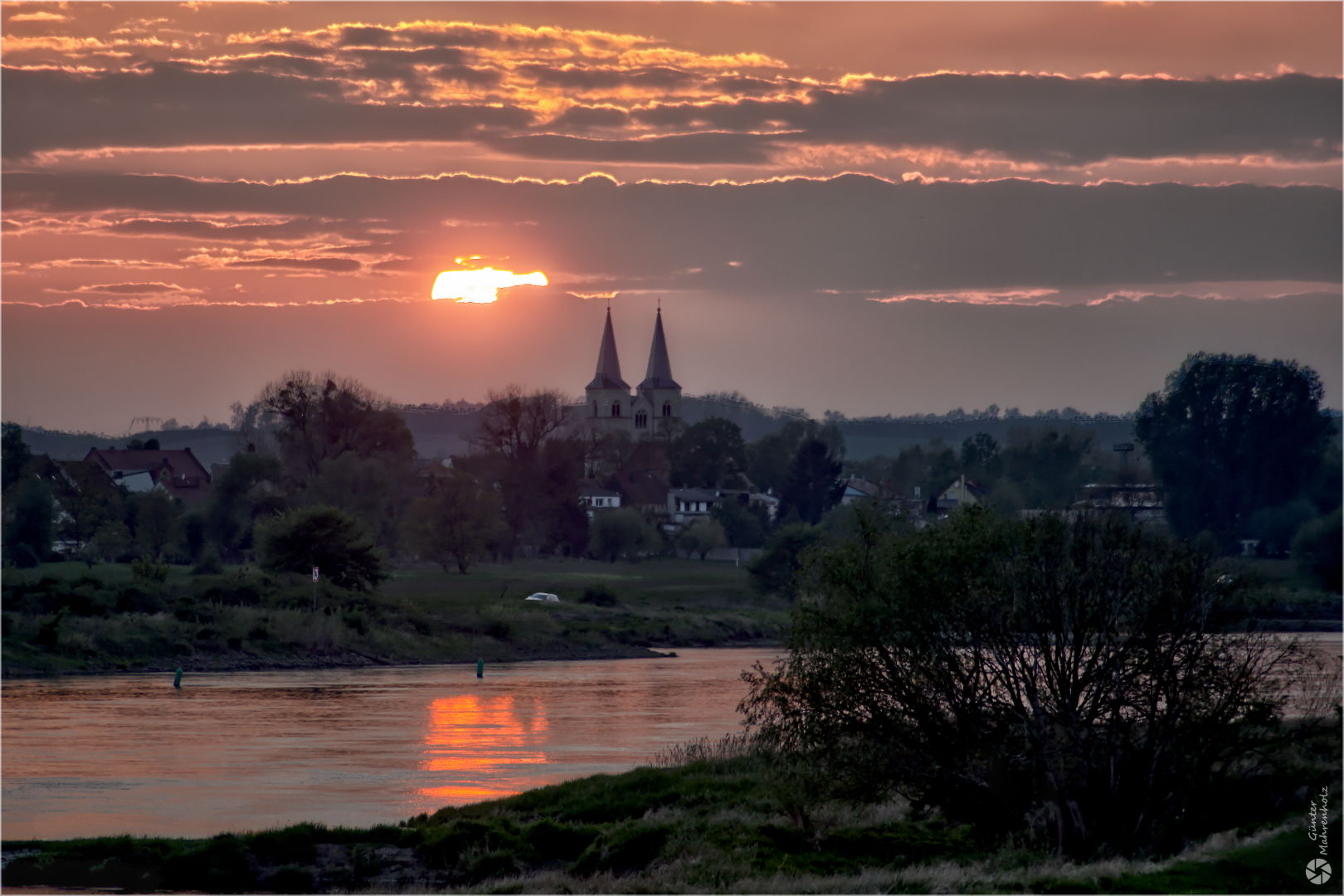 Maiabend an der Elbe