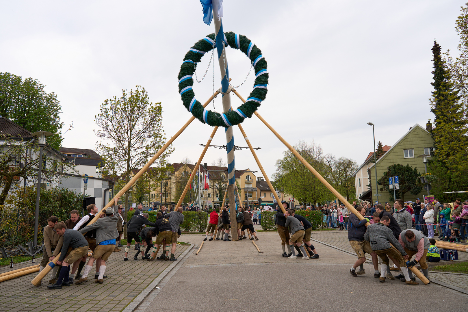 Maibaum Aufheben