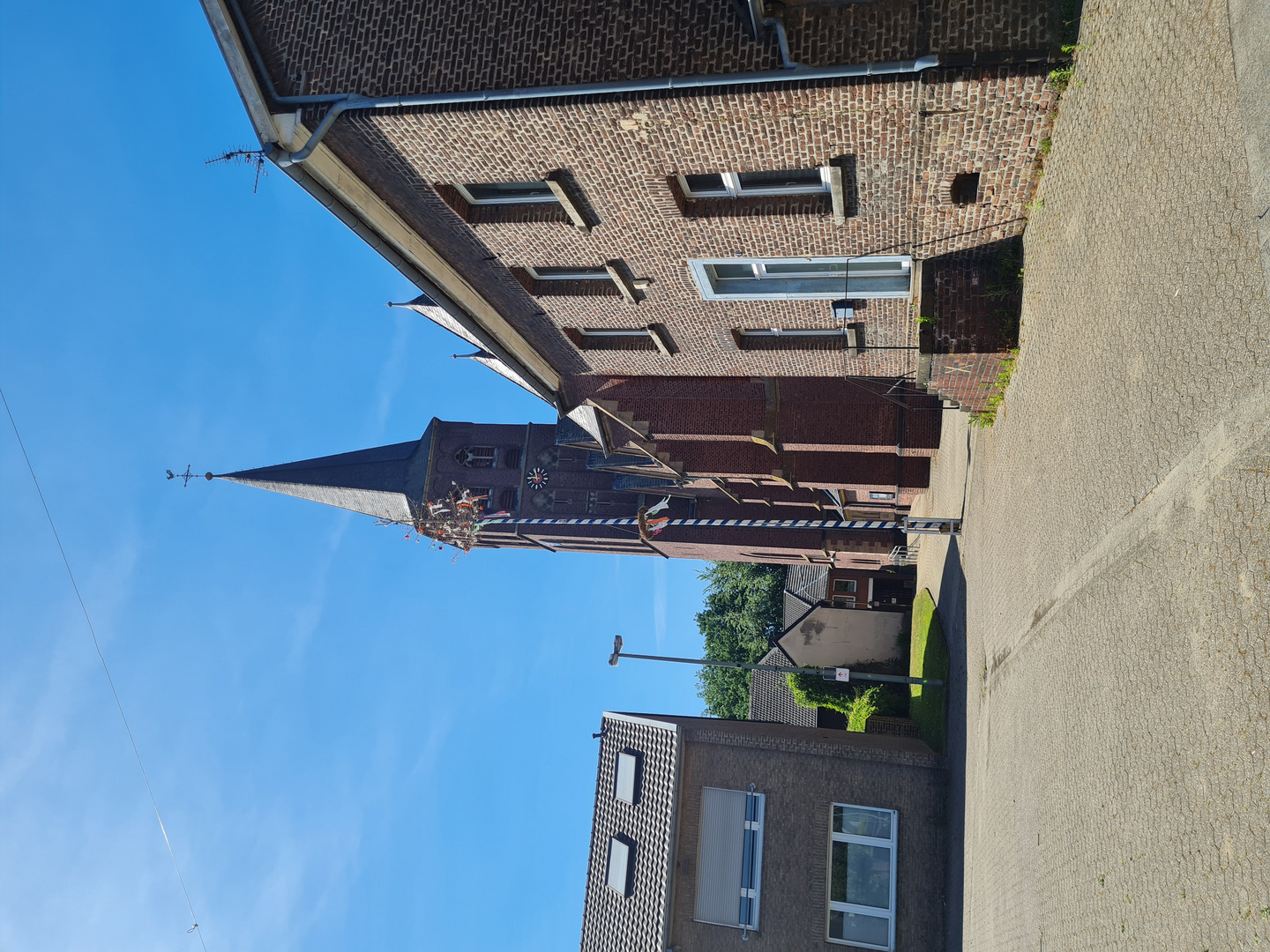 Maibaum vor der Heilig-Kreuz-Kirche Keyenberg 