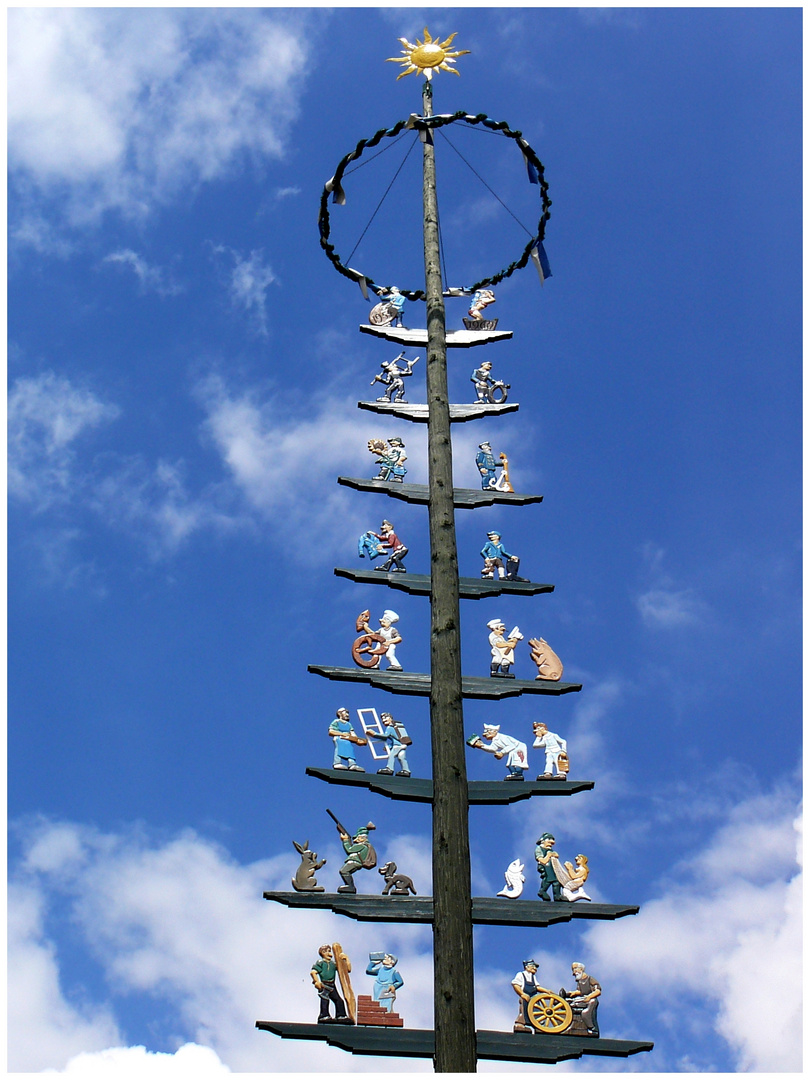 Maibaum vor weiß/blauem  Himmel.......