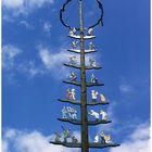 Maibaum vor weiß/blauem  Himmel.......