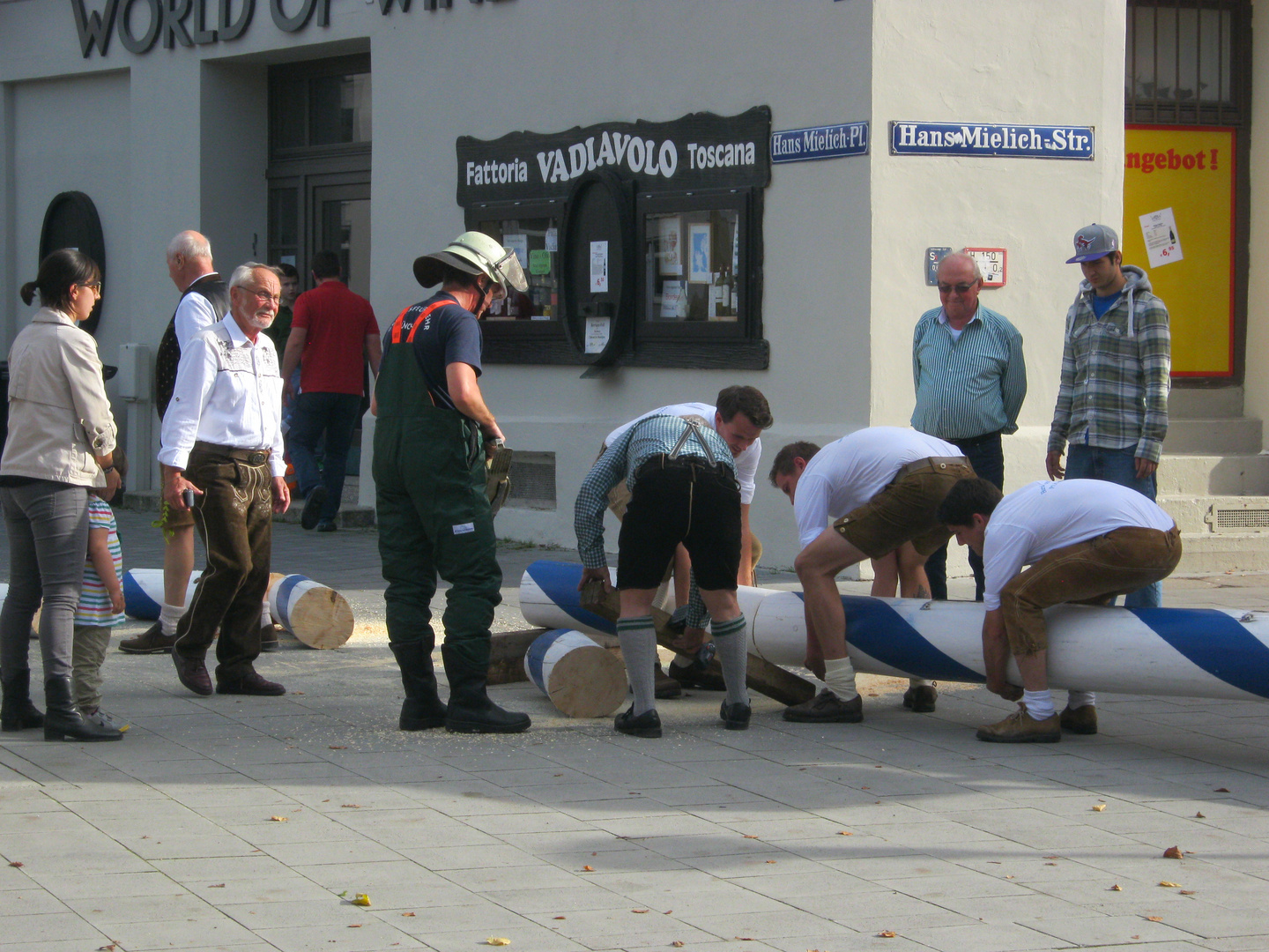 Maibaum wird zersägt