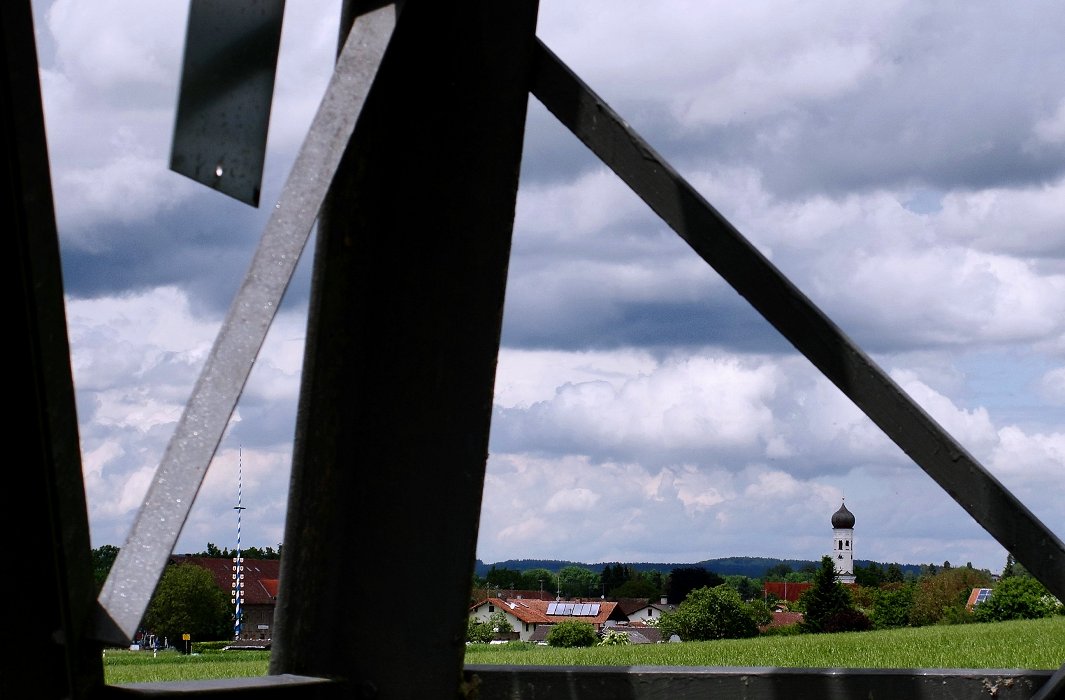 Maibaum, Zwiebelturm, weißblauer Himmel [Steetview]