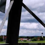 Maibaum, Zwiebelturm, weißblauer Himmel [Steetview]