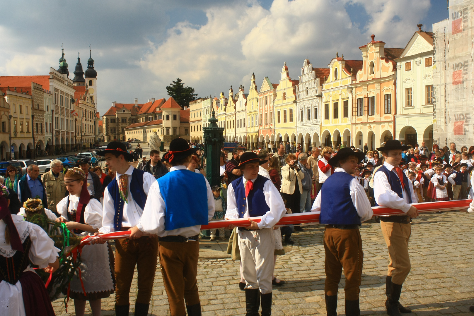 Maibaumsetzen in Telc