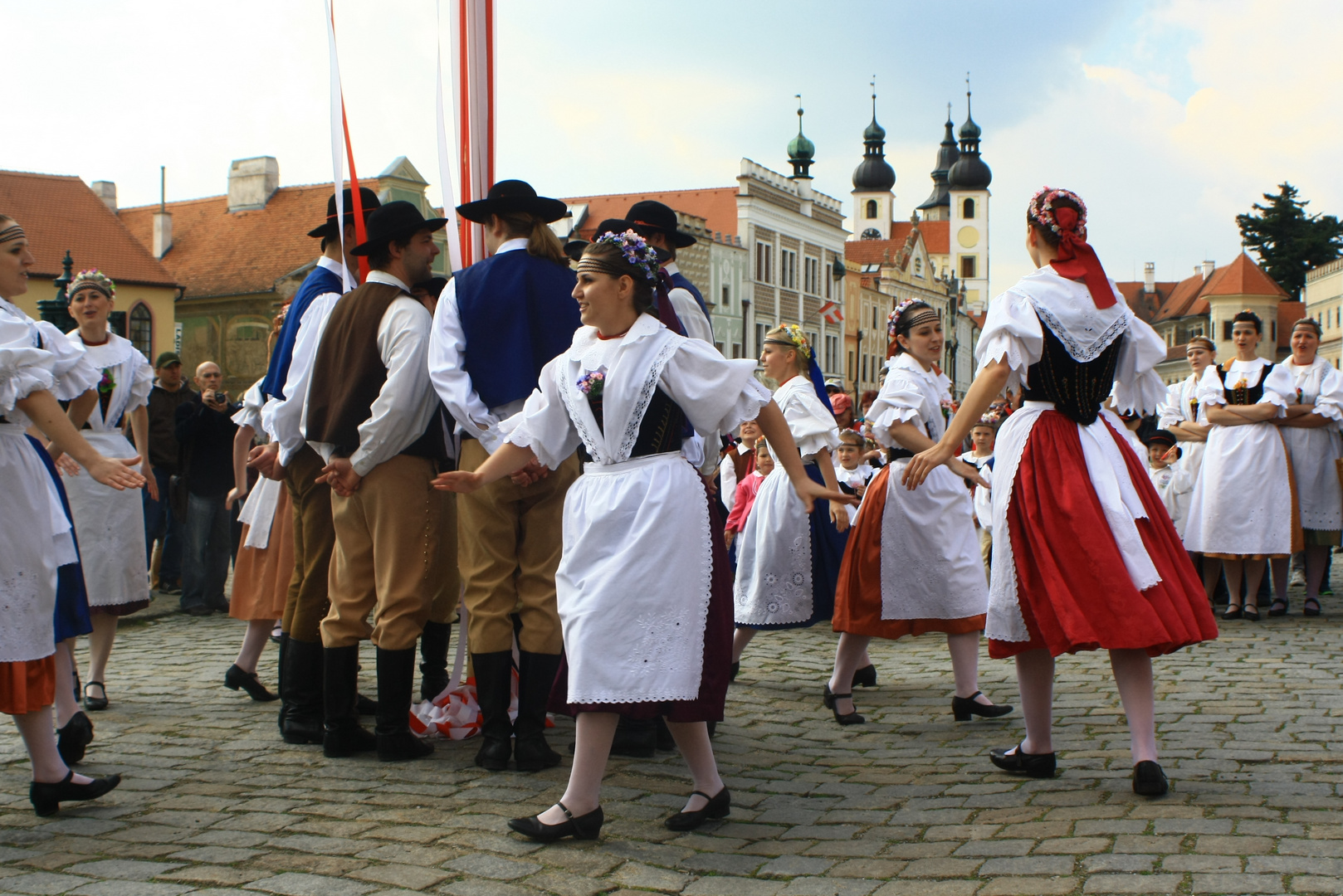 Maibaumsetzen in Telc Bild 2