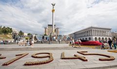 Maidan Nezalezhnosti - Independence Monument & Hotel Ukraine