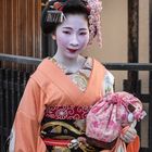 Maiko unterwegs im Gion Distrikt von Kyoto