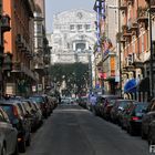 Mailand, Im Hintergrund die Milano Centrale mit der Kapitolinischen Wölfin, Romulus und Remus