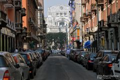 Mailand, Im Hintergrund die Milano Centrale mit der Kapitolinischen Wölfin, Romulus und Remus