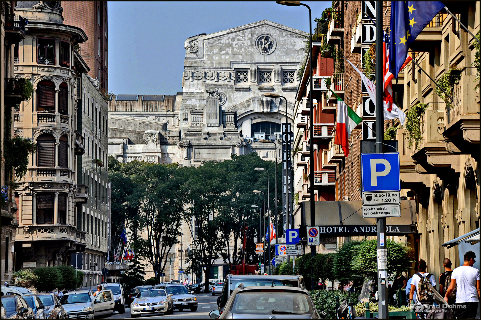 Mailand, Im Hintergrund die Milano Centrale mit der Kapitolinischen Wölfin, Romulus und Remus