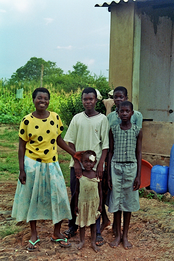 MaiMachingura mit ihren drei töchtern und ihrem bruder 