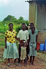 MaiMachingura mit ihren drei töchtern und ihrem bruder 