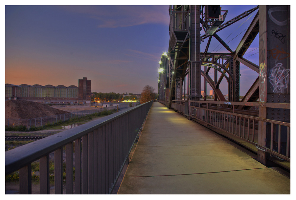 Main-Brücke in Frankfurt am Abend