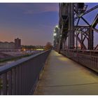 Main-Brücke in Frankfurt am Abend