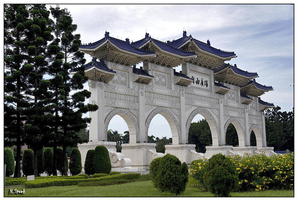 Main entrance, National Chiang Kai-shek Memorial Hall