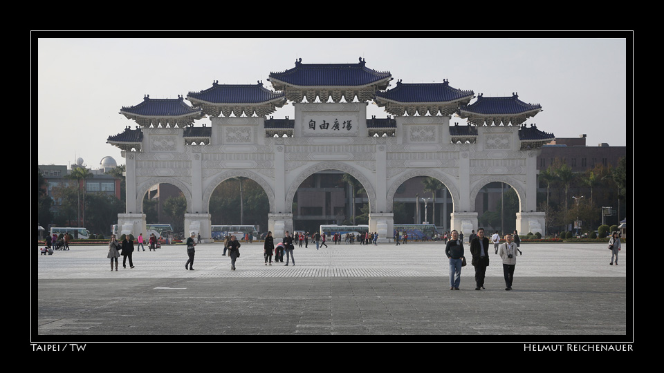 Main Gate of 'Great Centrality and Perfect Uprightness' I, Chiang Kai-shek Memorial, Taipei / TW