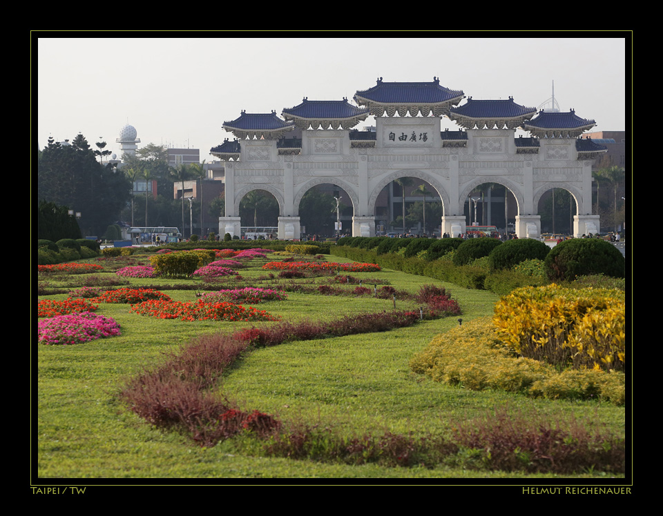 Main Gate of 'Great Centrality and Perfect Uprightness' II, Chiang Kai-shek Memorial, Taipei / TW