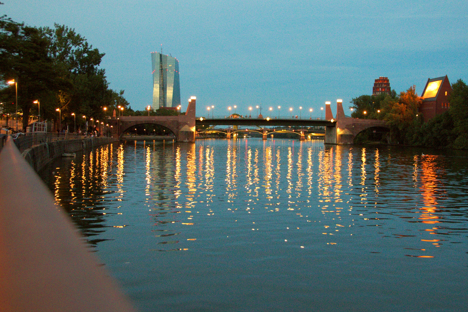 Main mit Brücke und EZB