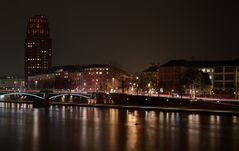 Main Plaza Frankfurt bei Nacht