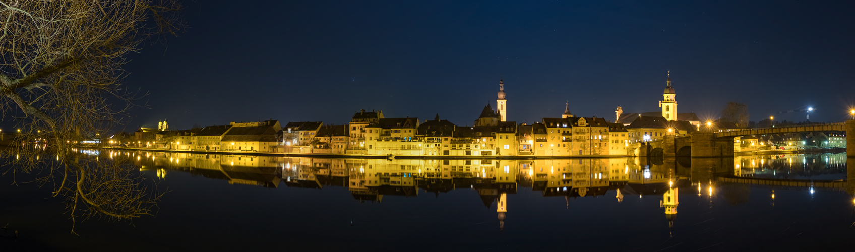 "Main" Spiegelbild im Wasser