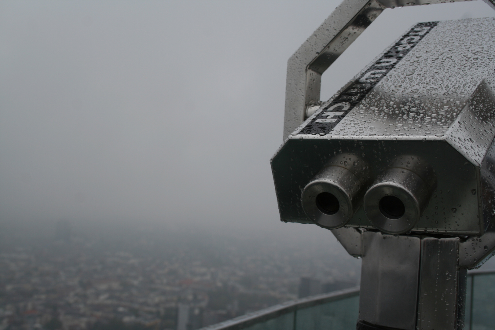 Main Tower bei Nebel