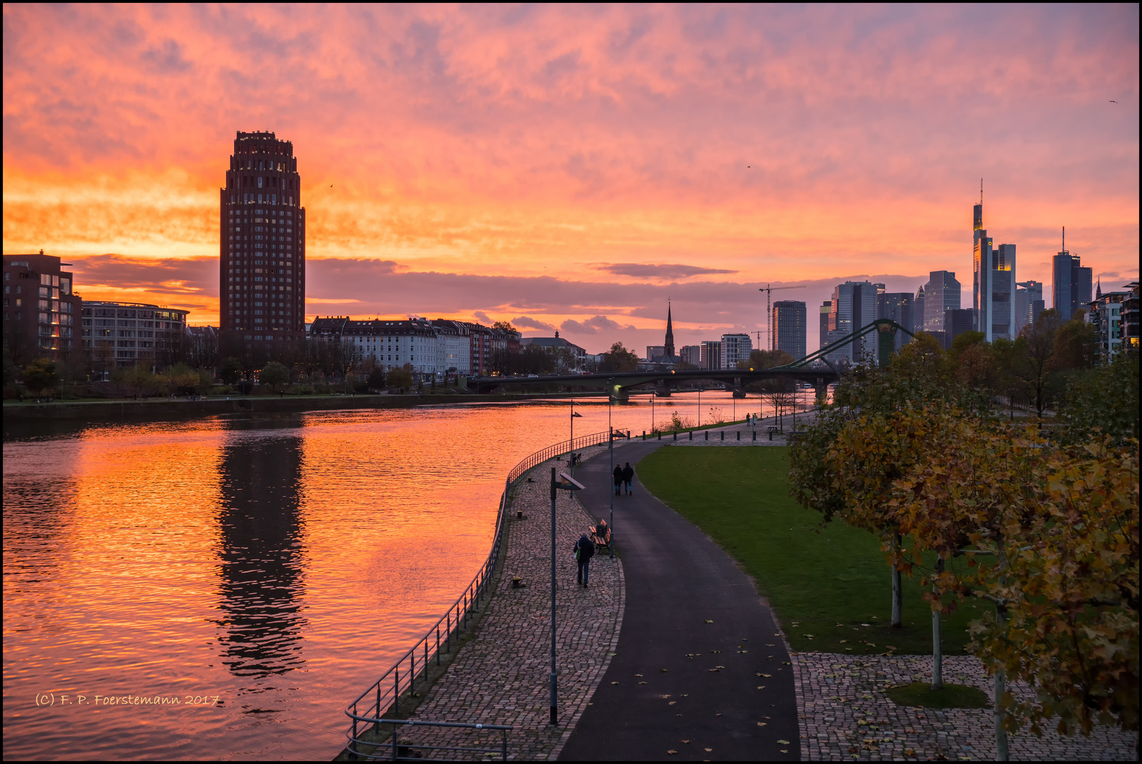 Main und Skyline vor Sonnenuntergang