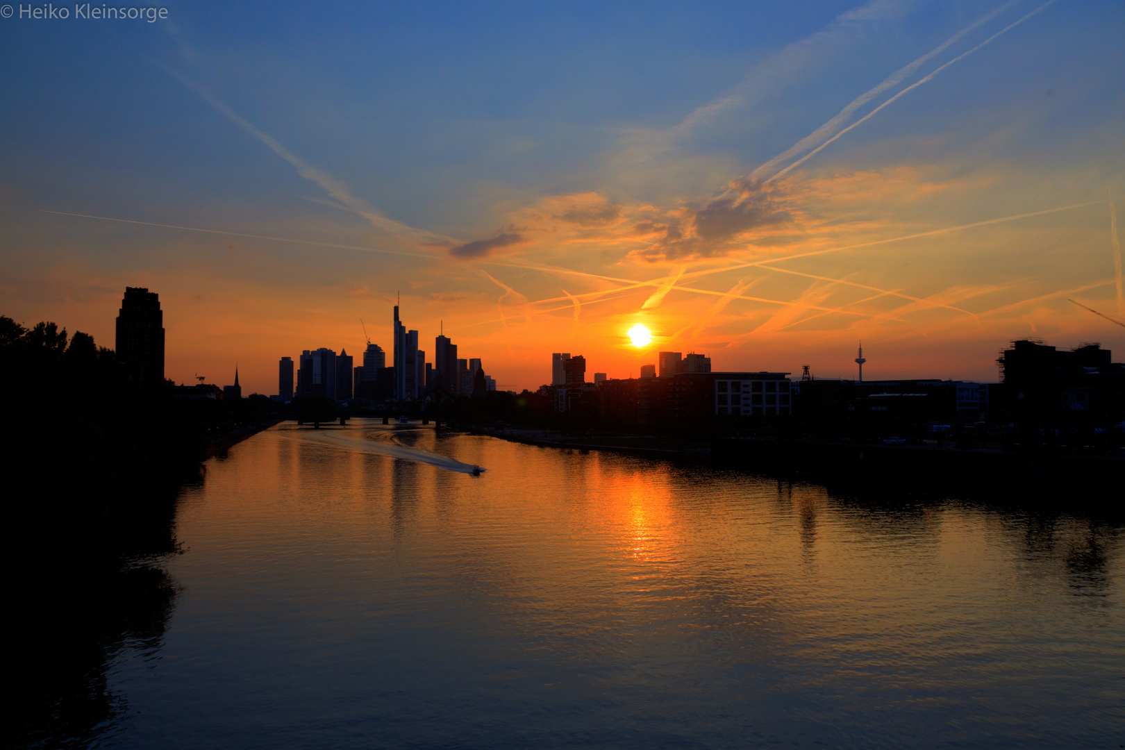 Mainhattan Skyline mit Boot