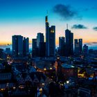 Mainhattan's Skyline in herbstlicher Dämmerung