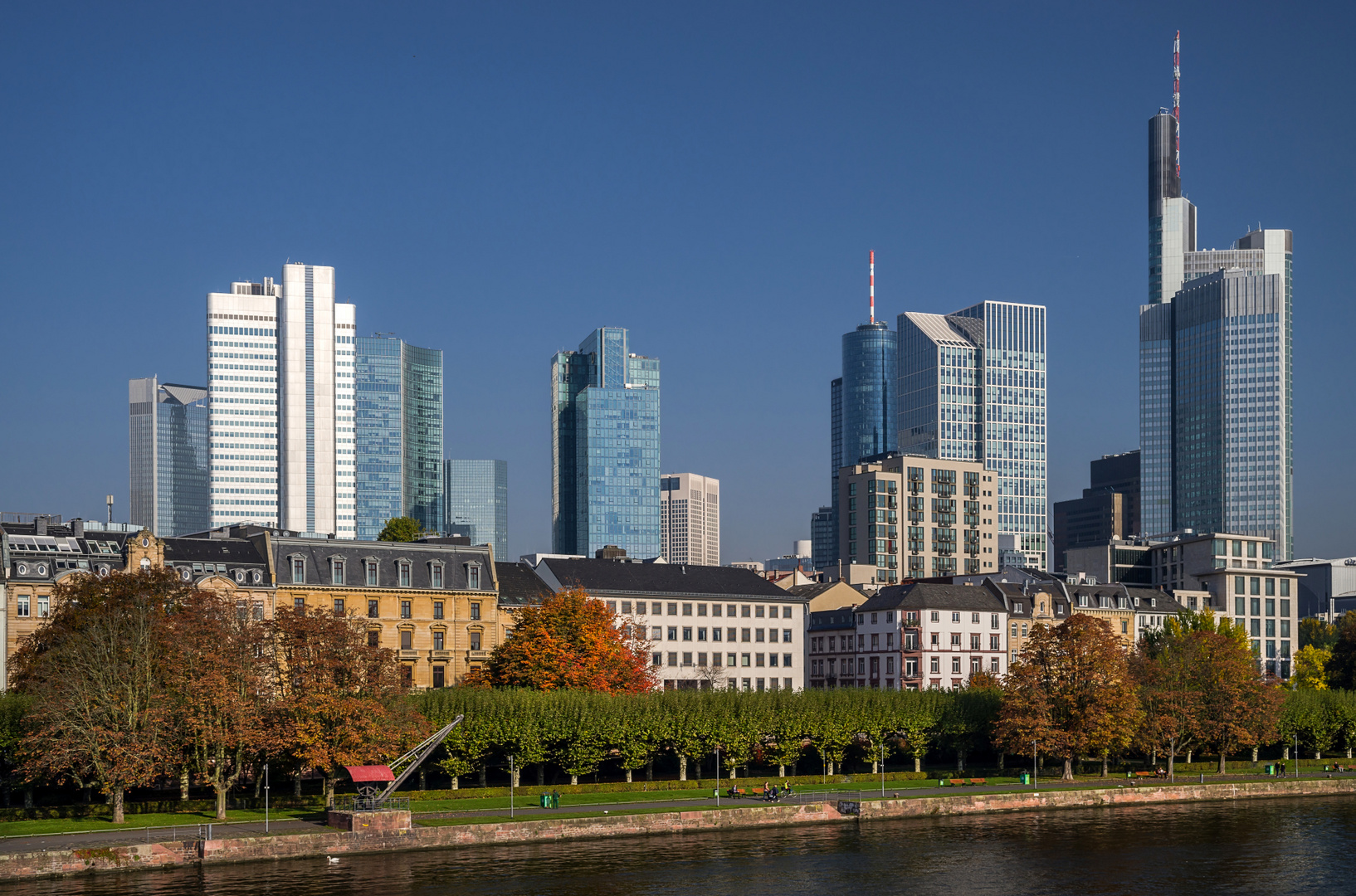 Mainkai Frankfurt im Herbst