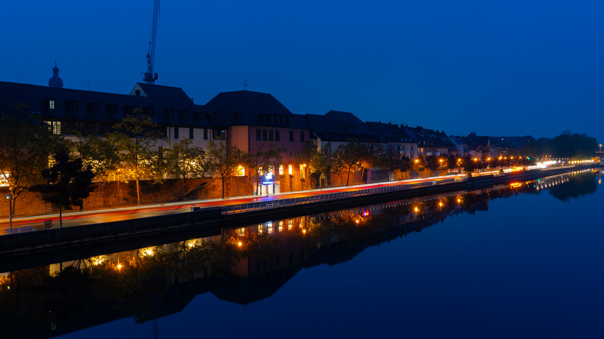 Mainpromenade nachts in Würzburg