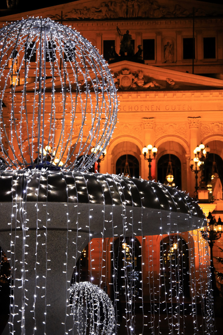 Maintower, Alte Oper und der Palmengarten bei Nacht