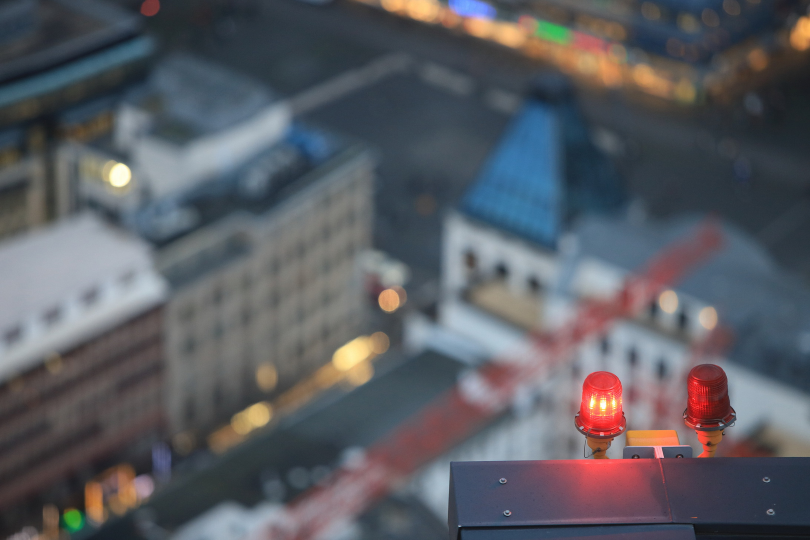 Maintower, Alte Oper und der Palmengarten bei Nacht