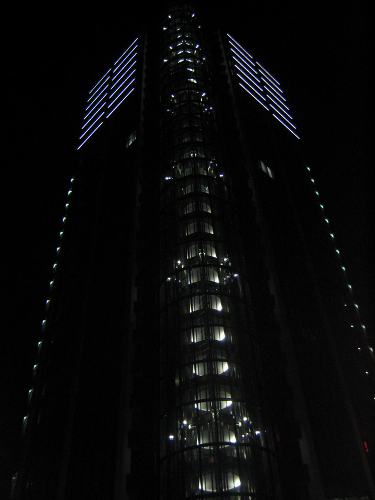 Maintower bei Nacht