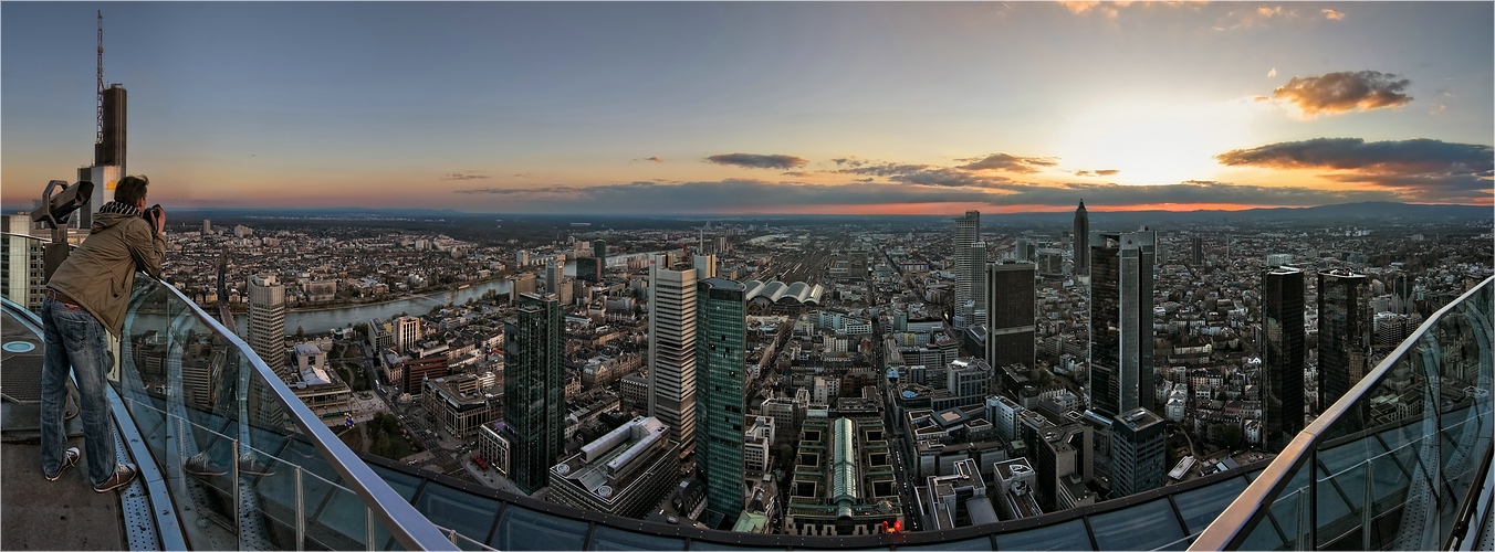 Maintower - kurz vor Sonnenuntergang