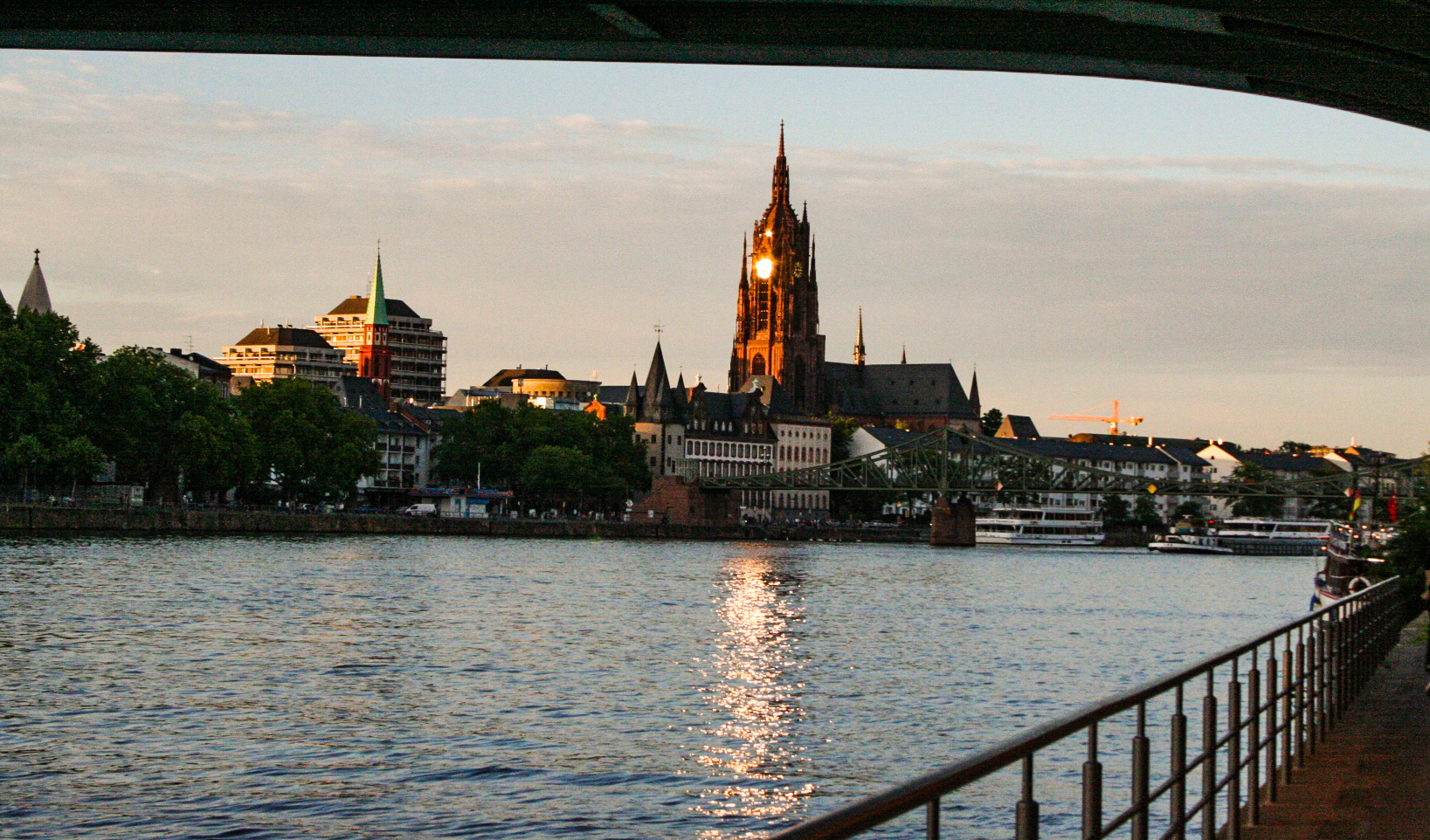 Mainufer Blick auf Frankfurt