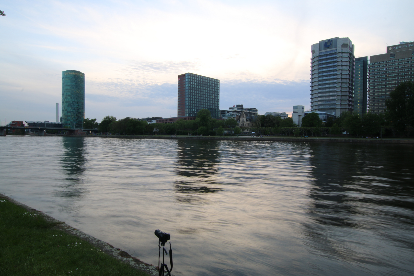 Mainufer Frankurt Skyline